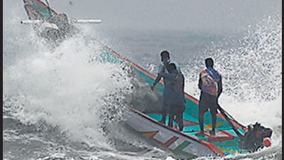Fishermen manoeuvre their boat through waves at Pattinapakkam beach in Chennai on December 7, 2022, ahead of Cyclone Mandous forecasted landfall in north Tamil Nadu-south Andhra Pradesh coasts. (Photo by Arun SANKAR / AFP) (AFP) Fishermen manoeuvre their boat through waves at Pattinapakkam beach in Chennai on December 7, 2022, ahead of Cyclone Mandous forecasted landfall in north Tamil Nadu-south Andhra Pradesh coasts. (Photo by Arun SANKAR / AFP) (AFP)