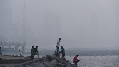 Mumbai, India - December 07, 2022: Dadar Chowpatty engulfed in smog amid hazy weather, at Dadar, in Mumbai, India, on Wednesday, December 07, 2022. (Photo by Vijay Bate/HT Photo) (HT PHOTO) Mumbai, India - December 07, 2022: Dadar Chowpatty engulfed in smog amid hazy weather, at Dadar, in Mumbai, India, on Wednesday, December 07, 2022. (Photo by Vijay Bate/HT Photo) (HT PHOTO)