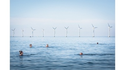 Winner: Adapting for Tomorrow | New Ways To The Future (III): Copenhagen, Denmark (13/07/2021) – A view of the Middelgrunden offshore windfarm from Amager Strand, a very popular beach in Copenhagen, Denmark, on July 13, 2021. The wind farm landscape perfectly integrates with this very popular beach where local people go to sunbathe or play water sports. The wind farm was developed with a strong involvement of the local community. Just over 14 % of the Danish electricity consumption is provided by wind. More than 150,000 Danish families are members of wind turbine cooperatives such as this one. (Simone Tramonte / Environmental photographer of the year) Winner: Adapting for Tomorrow | New Ways To The Future (III): Copenhagen, Denmark (13/07/2021) – A view of the Middelgrunden offshore windfarm from Amager Strand, a very popular beach in Copenhagen, Denmark, on July 13, 2021. The wind farm landscape perfectly integrates with this very popular beach where local people go to sunbathe or play water sports. The wind farm was developed with a strong involvement of the local community. Just over 14 % of the Danish electricity consumption is provided by wind. More than 150,000 Danish families are members of wind turbine cooperatives such as this one. (Simone Tramonte / Environmental photographer of the year)