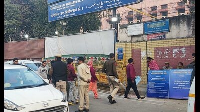 New Delhi: Police personnel guard outside a counting centre for the MCD elections at Paschim Puri, in New Delhi, Wednesday, (PTI) New Delhi: Police personnel guard outside a counting centre for the MCD elections at Paschim Puri, in New Delhi, Wednesday, (PTI)