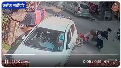 In the viral video, Delhi Police constable Satyendra hatched a snatcher who was fleeing after stealing a woman’s necklace. In the viral video, Delhi Police constable Satyendra hatched a snatcher who was fleeing after stealing a woman’s necklace.