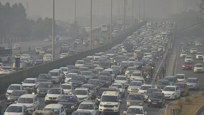 Vehicles ply on the Gurugram-Delhi Expressway amid smog on Wednesday. (ANI) Vehicles ply on the Gurugram-Delhi Expressway amid smog on Wednesday. (ANI)
