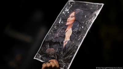 Jina Mahsa Amini, whose portrait is held up here, has become the face of Iran's protests. (Peter Dejong/AP Photo/picture alliance ) Jina Mahsa Amini, whose portrait is held up here, has become the face of Iran's protests. (Peter Dejong/AP Photo/picture alliance )