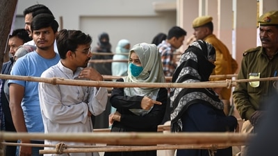 Voters seen standing in queues to cast their vote at a polling booth for the MCD elections 2022 in Delhi. (Photo by Sanchit Khanna/ Hindustan Times) Voters seen standing in queues to cast their vote at a polling booth for the MCD elections 2022 in Delhi. (Photo by Sanchit Khanna/ Hindustan Times)