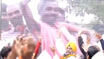 AAP supporters dancing to 'Rinkiya ke Papa' (twitter.com/aartic02) AAP supporters dancing to 'Rinkiya ke Papa' (twitter.com/aartic02)