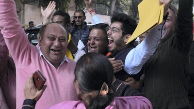 New Delhi: AAP supporters celebrate outside a counting centre for the MCD elections at Patel Nagar, in New Delhi, Wednesday, Dec. 7, 2022. (PTI Photo/Shahbaz Khan) (PTI12_07_2022_000055A) (PTI) New Delhi: AAP supporters celebrate outside a counting centre for the MCD elections at Patel Nagar, in New Delhi, Wednesday, Dec. 7, 2022. (PTI Photo/Shahbaz Khan) (PTI12_07_2022_000055A) (PTI)