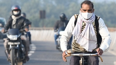 Commuters used mask to avoid air pollution in Noida on Tuesday, (Sunil Ghosh/Hindustan Times ) Commuters used mask to avoid air pollution in Noida on Tuesday, (Sunil Ghosh/Hindustan Times )