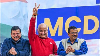 Arvind Kejriwal, chief minister of Delhi along with deputy chief minister Manish Sisodia and Rajya Sabha MP Sanjay Singh at AAP Headquarters, on DDU Marg in New Delhi on Wednesday. (Sanchit Khanna/HT Photo)