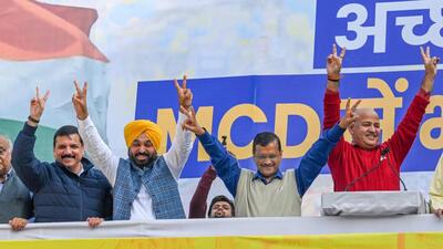 Delhi CM Arvind Kejriwal, his deputy Manish Sisodia join the celebrations after winning the MCD elections 2022 on Wednesday. (Sanchit Khanna/HT Photo) Delhi CM Arvind Kejriwal, his deputy Manish Sisodia join the celebrations after winning the MCD elections 2022 on Wednesday. (Sanchit Khanna/HT Photo)