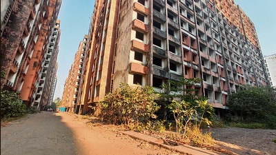 Less than four kilometres from shiny Bandra Kurla Complex (BKC) and approximately 10 kilometers from Dharavi, which is poised for a facelift, is teeming Kurla, where unknown to citizens caught up in the whirl of life, is a sprawling complex of empty buildings where bodies are turning up. (Satish Bate/HT PHOTO) Less than four kilometres from shiny Bandra Kurla Complex (BKC) and approximately 10 kilometers from Dharavi, which is poised for a facelift, is teeming Kurla, where unknown to citizens caught up in the whirl of life, is a sprawling complex of empty buildings where bodies are turning up. (Satish Bate/HT PHOTO)