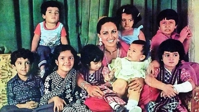 Hrithik Roshan, Sunaina Roshan, Ekta Kapoor, Tusshar Kapoor, Ahlam Khan, Shadaab Khan, Twinkle Khanna and Rinki Khanna with Reena Roy in Kashmir.