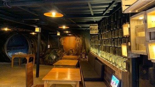 The restaurant's walls are painted to look like mines and decked up with shelves holding lots of gold bars. (Kannadiga's Golden Food KGF) The restaurant's walls are painted to look like mines and decked up with shelves holding lots of gold bars. (Kannadiga's Golden Food KGF)