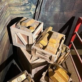 The hotel has a lot of corners where weapons - guns and grenades - and gold bars are stacked like shown in the movie. (Kannadiga's Golden Food KGF) The hotel has a lot of corners where weapons - guns and grenades - and gold bars are stacked like shown in the movie. (Kannadiga's Golden Food KGF)