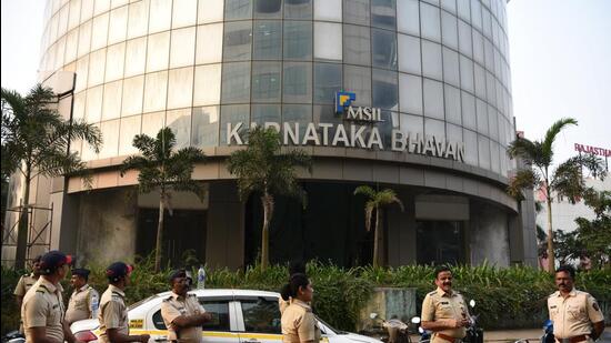 Police personnel outside Karnataka Bhawan as Maharashtra-Karnataka border dispute intensifies, at Vashi, in Navi Mumbai. (Bachchan Kumar/HT Photo)