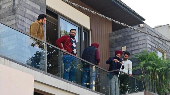 The Punjab vigilance bureau team at the house of former Ludhiana Improvement Trust chairman Raman Balasubramaniun during the raid on Wednesday. (Gurpreet Singh/HT)