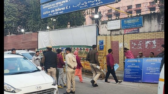 New Delhi: Police personnel guard outside a counting centre for the MCD elections at Paschim Puri, in New Delhi, Wednesday, (PTI)