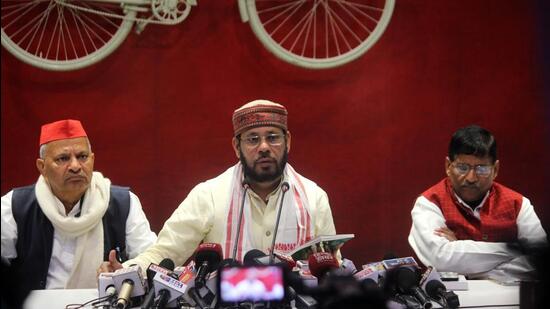 Samajwadi Party leader Manoj Pandey (centre) briefing the media on the party’s demand on the Rampur bypoll. (HT PHOTO)