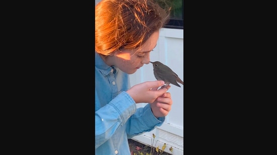 The image, taken from the viral Instagram video, shows the girl beautifully singing for the bird.(Instagram/@gableswanlund)