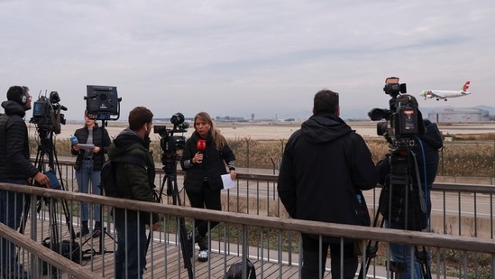 Journalists gather after a commercial airplane flying from Morocco to Turkey made an emergency landing in Barcelona's El Prat airport in the early hours and 28 would-be migrants on board ran away across the tarmac in Barcelona, Spain December 7.(REUTERS)