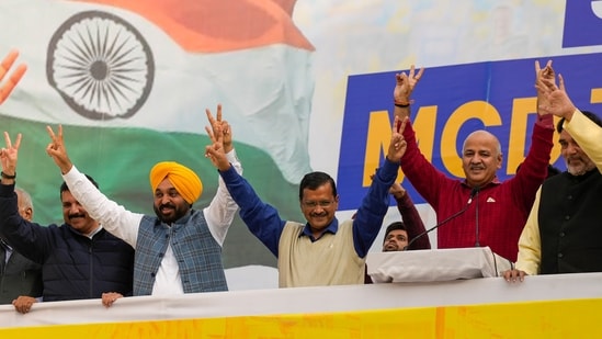 Delhi Chief Minister and Aam Aadmi Party (AAP) convener Arvind Kejriwal with Punjab CM Bhagwant Mann, Delhi Deputy CM Manish Sisodia, Delhi Environment Minister Gopal Rai and other leaders during celebrations after AAP crossed the majority mark in the MCD polls, at the party headquarters in New Delhi, Wednesday, Dec. 7, 2022.(PTI)