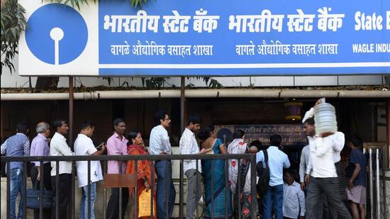 People stand in queue outside SBI Bank at Thane in Mumbai after demonetisation. (Pratik Chorge/HT Photo) People stand in queue outside SBI Bank at Thane in Mumbai after demonetisation. (Pratik Chorge/HT Photo)