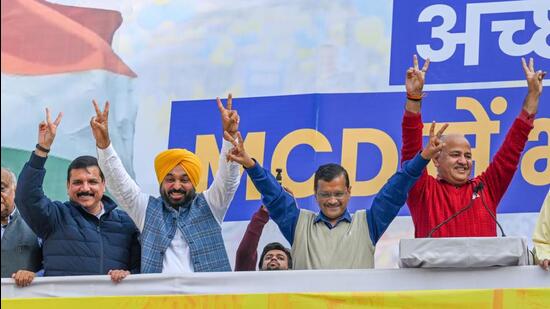 Delhi CM Arvind Kejriwal, his deputy Manish Sisodia join the celebrations after winning the MCD elections 2022 on Wednesday. (Sanchit Khanna/HT Photo)