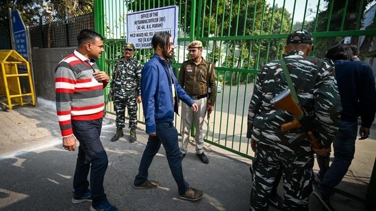 Security personnel guarding the complex containing EVMs for MCD elections 2022 at Gole Market in New Delhi. (Sanchit Khanna/HT Photo)(HT_PRINT) Security personnel guarding the complex containing EVMs for MCD elections 2022 at Gole Market in New Delhi. (Sanchit Khanna/HT Photo)(HT_PRINT)