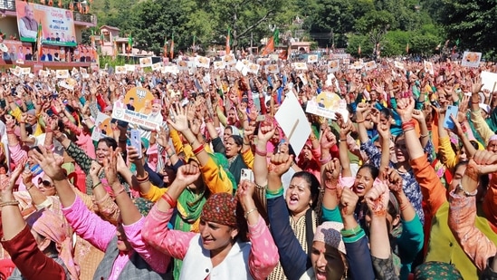 BJP supporters attend the 'Hattee Aabhar Rally' addressed by Union Home Minister Amit Shah in Sataun village, Shillai, in Sirmaur. (ANI)(HT_PRINT)