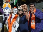 Supporters of BJP celebrate during a felicitation programme organised for Gujarat CM Bhupendrabhai Patel (not pictured) in Ahmedabad on Thursday.(AFP)( Siddharaj Solanki ) Supporters of BJP celebrate during a felicitation programme organised for Gujarat CM Bhupendrabhai Patel (not pictured) in Ahmedabad on Thursday.(AFP)( Siddharaj Solanki )