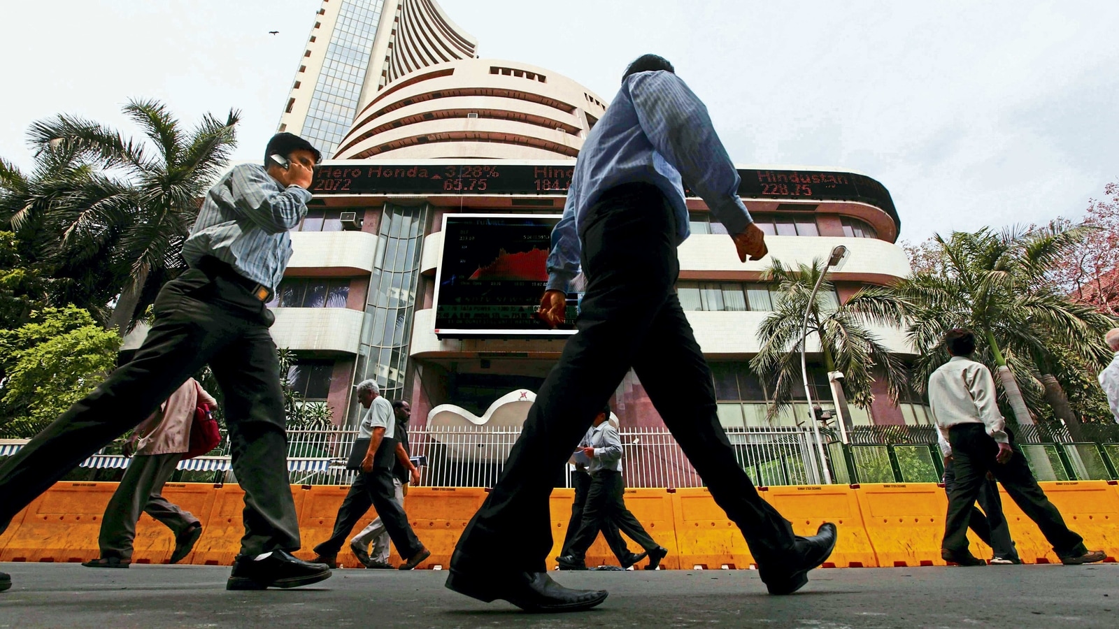Markets end in green: Sensex at 62,570, Nifty above 18,600
