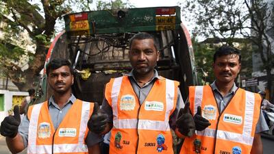 NMMC sanitation workers given new attractive colourful jackets with Swachch Survekshan 2023 mission messages of garbage segregation to create more awareness among residents, at Vashi, in Navi Mumbai, India, on Thursday, December 08, 2022. (Bachchan Kumar/HT PHOTO) NMMC sanitation workers given new attractive colourful jackets with Swachch Survekshan 2023 mission messages of garbage segregation to create more awareness among residents, at Vashi, in Navi Mumbai, India, on Thursday, December 08, 2022. (Bachchan Kumar/HT PHOTO)