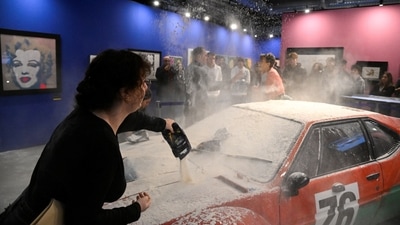 Climate activists of “Last Generation” throw flour on Andy Warhol's work, in Milan, Italy, on November 18. As the activists were led away by security officials, one of them shouted: “My daughters, my students will soon be in danger from droughts, famines, and migrations caused by climate change,” reported AFP. (Flavio Lo Scalzo / REUTERS) Climate activists of “Last Generation” throw flour on Andy Warhol's work, in Milan, Italy, on November 18. As the activists were led away by security officials, one of them shouted: “My daughters, my students will soon be in danger from droughts, famines, and migrations caused by climate change,” reported AFP. (Flavio Lo Scalzo / REUTERS)
