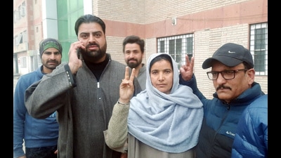 Independent candidate Naza shows a victory sign after being declared winner in DDC polls for Hajin-A constituency, in Bandipora on Thursday. (ANI)