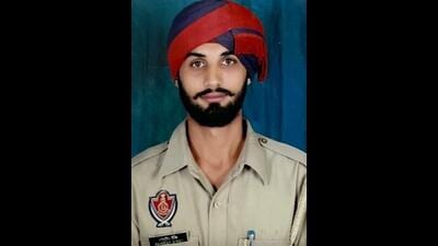 Punjab Police constable Mandeep Singh, who was posted as the gunman with the Nakodar cloth trader shot at by assailants on Wednesday, succumbed to injuries in Jalandhar on Thursday. Chief minister Bhagwant Mann has announced  ₹2 crore ex gratia. (HT Photo)