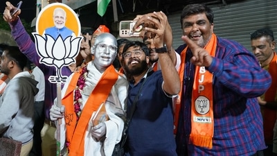 Supporters of BJP celebrate during a felicitation programme organised for Gujarat CM Bhupendrabhai Patel (not pictured) in Ahmedabad on Thursday.(AFP) ( Siddharaj Solanki ) Supporters of BJP celebrate during a felicitation programme organised for Gujarat CM Bhupendrabhai Patel (not pictured) in Ahmedabad on Thursday.(AFP) ( Siddharaj Solanki )