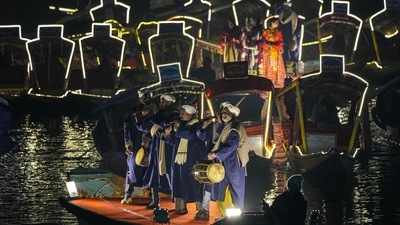 Other attractions of the festival are screen projects with a laser show, illuminated shikara carnival, shikara rides, and a food court among others. (AP) Other attractions of the festival are screen projects with a laser show, illuminated shikara carnival, shikara rides, and a food court among others. (AP)