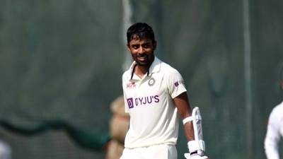 Easwaran added 13 runs to his overnight score (BCCI) Easwaran added 13 runs to his overnight score (BCCI)