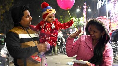 A family enjoying hot momos amid the chilly weather in Mohali on Thursday night. (Keshav Singh/HT) A family enjoying hot momos amid the chilly weather in Mohali on Thursday night. (Keshav Singh/HT)