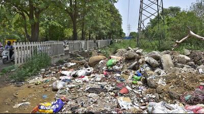 Around 30 bulk waste generators, including the owners of hotels, factories, marriage palaces, schools etc, were present in the meeting with civic body officials at the MC’s Zone-C office on Gill road in Ludhiana. (HT FILE PHOTO)
