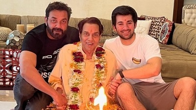 Dharmendra with Bobby Deol and Karan Deol.