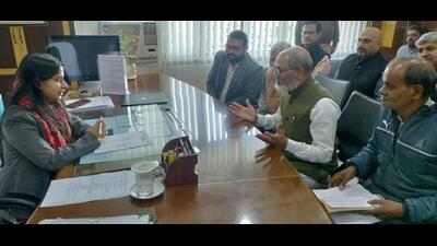A delegation, led by BJP leader Parveen Bansal, during a meeting with MC commissioner Shena Aggarwal regarding regularisation of 456 contractual employees in Ludhiana on Thursday. (HT PHOTO)