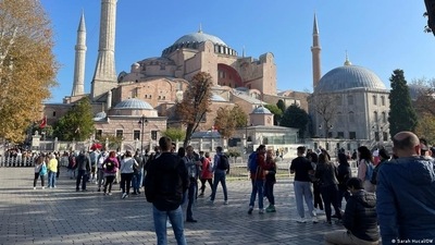 The low value of the Turkish lira has attracted tourists in 2022, yet citizens are struggling. (Sarah Hucal/DW ) The low value of the Turkish lira has attracted tourists in 2022, yet citizens are struggling. (Sarah Hucal/DW )