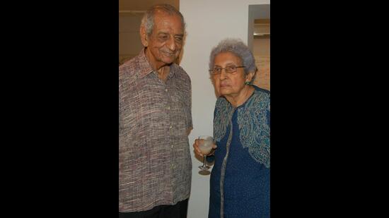 Kekoo Gandhy and Khorshed Gandhy at the closing ceremony of Chemould Art Gallery at Kala Ghoda on 28 August 2007 (Dipak Hazra/HT Photo)