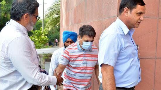 The Vigilance Bureau has invoked Sections 13 (1) (b) and 13 (2) of the Prevention of Corruption Act against Girish Verma (centre). (HT File Photo)