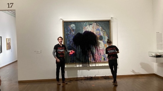 Climate activists of the "Last Generation" group pour a black liquid on the painting "Death and Life" by Austrian artist Gustav Klimt at the Leopold Museum in Vienna, Austria on November 15.(Last Generation Austria / AFP)