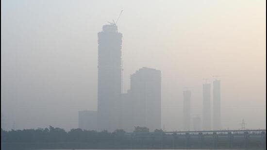 Highrises engulfed in smog in New Delhi on Thursday. (Sunil Ghosh/HT Photo)