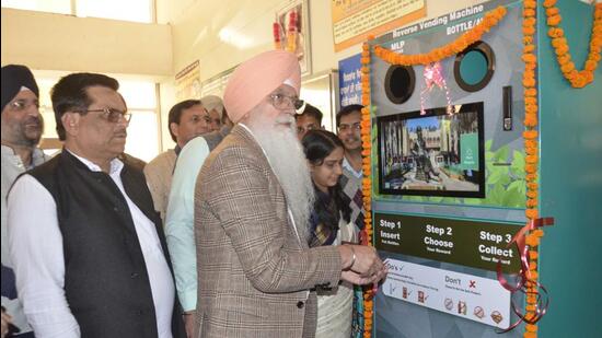 Local bodies minister Inderbir Singh Nijjar inaugurating plastic reverse vending machine in Ludhiana. (Harvinder Singh/HT)