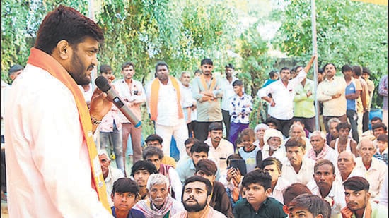 The BJP’s Hardik Patel addressing a rally in Viramgam constituency in Gujarat (HT Photo)