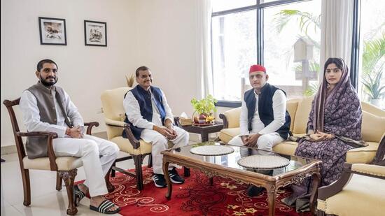 Samajwadi Party president Akhilesh Yadav and wife Dimple Yadav with Pragatisheel Samajwadi Party Lohia president Shivpal Singh Yadav and his son Aditya Yadav during a meeting, in Mainpuri. (PTI)