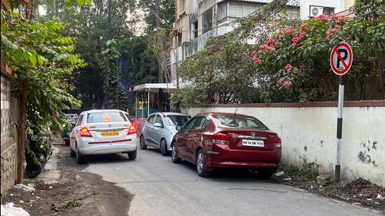 The Deccan traffic division tows as many as 40 to 50 vehicles a day, inclusive of two and four-wheelers.: Vehicle parked in No parking zone on Bhandarkar road in Pune, India, on Tuesday, December 6, 2022. (HT PHOTO) (HT PHOTO)